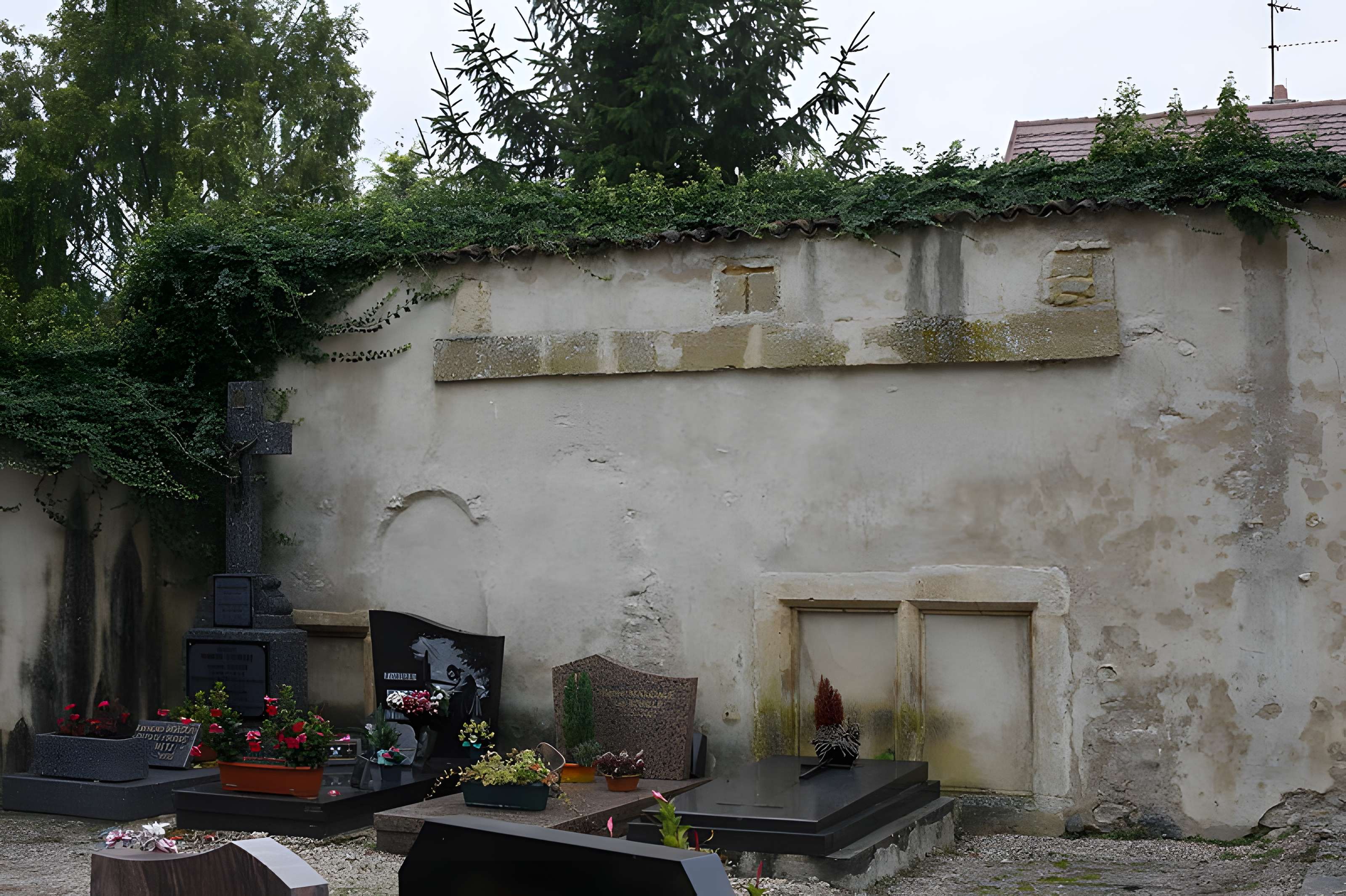 Ossuaire  dans le cimetière