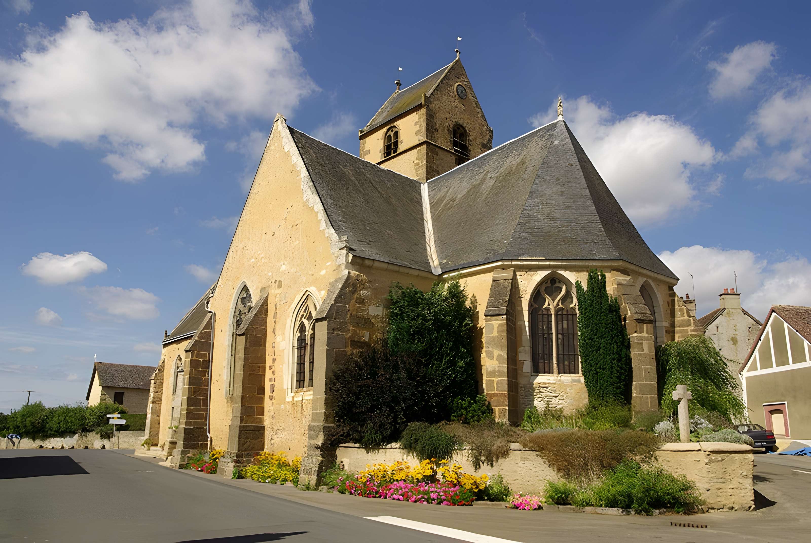 Église Saint-Pierre de Gesnes-le-Gandelin