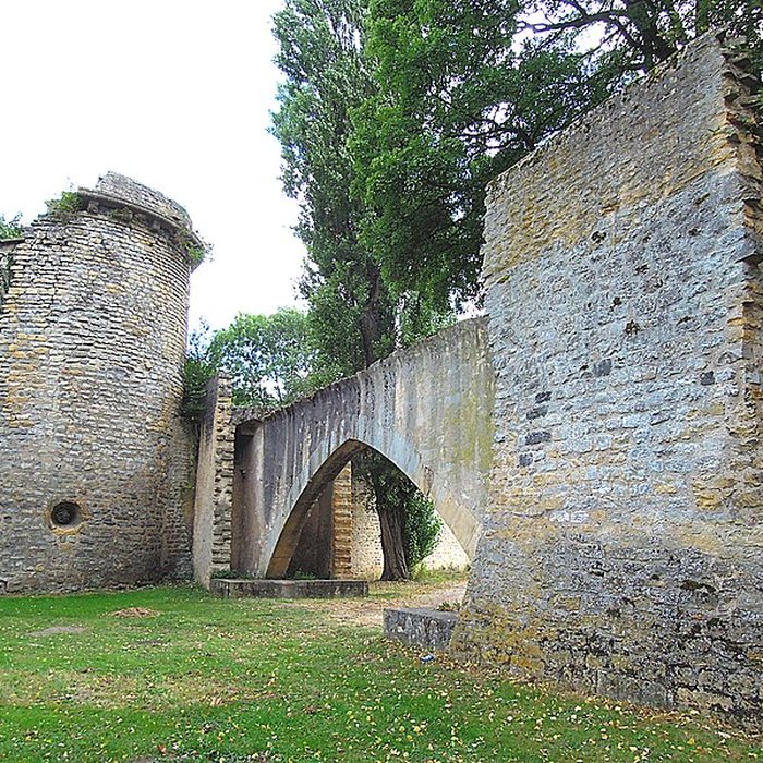Photo de Vestiges de lenceinte du Moyen-Age