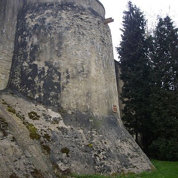 Vestiges de lenceinte du Moyen-Age