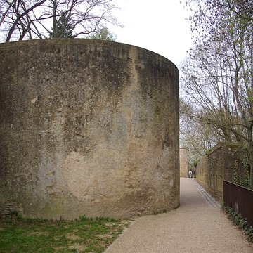 Vestiges de lenceinte du Moyen-Age