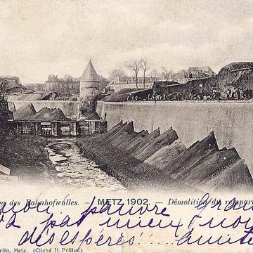 Vestiges de lenceinte du Moyen-Age