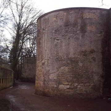 Vestiges de lenceinte du Moyen-Age