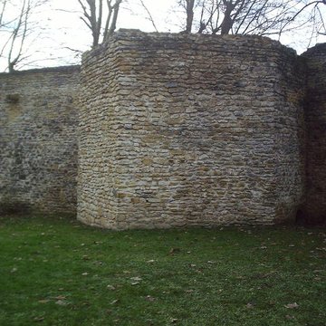 Vestiges de lenceinte du Moyen-Age