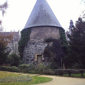 Vestiges de lenceinte du Moyen-Age