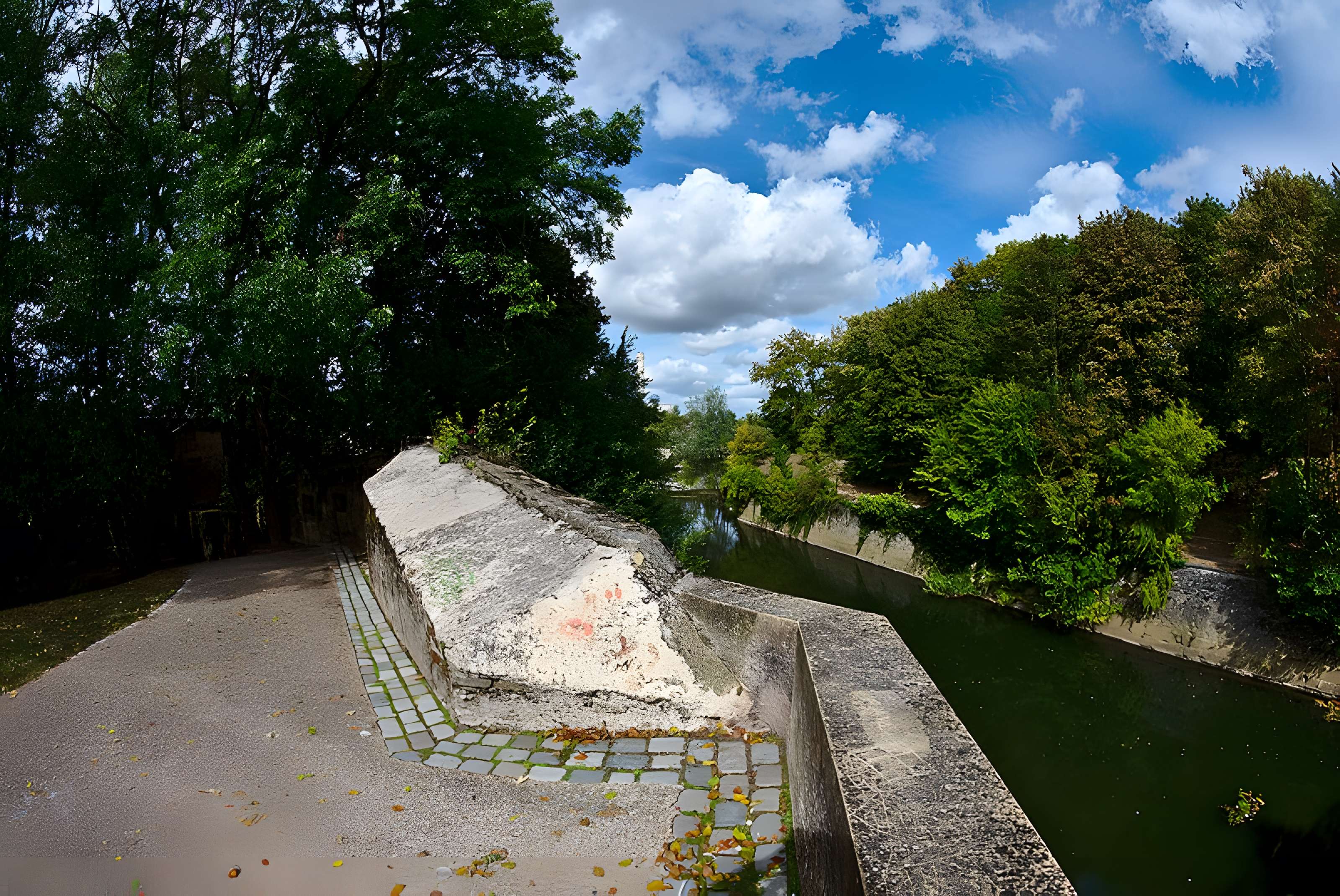 Vestiges de l'enceinte du Moyen-Age