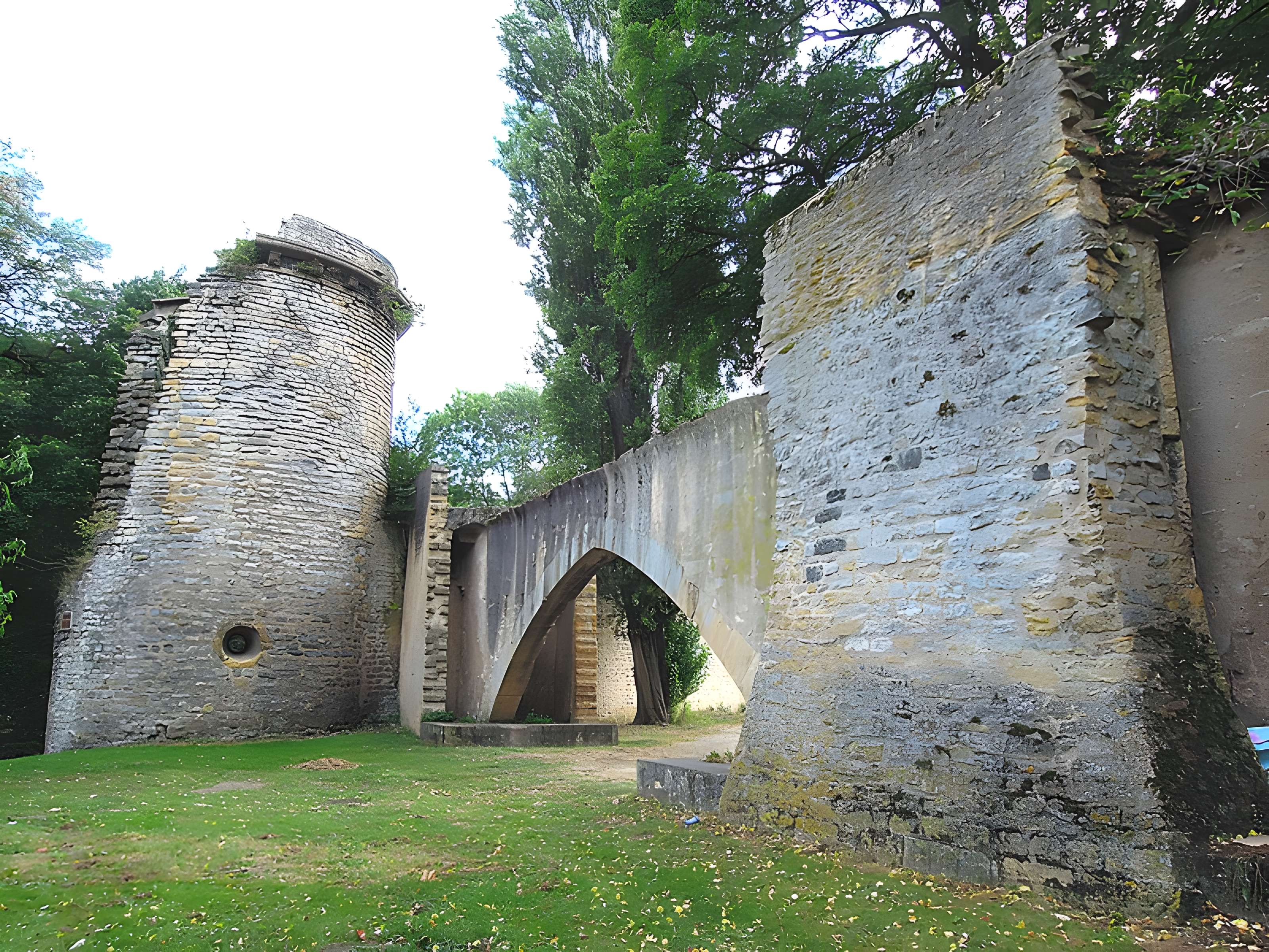 Vestiges de l'enceinte du Moyen-Age