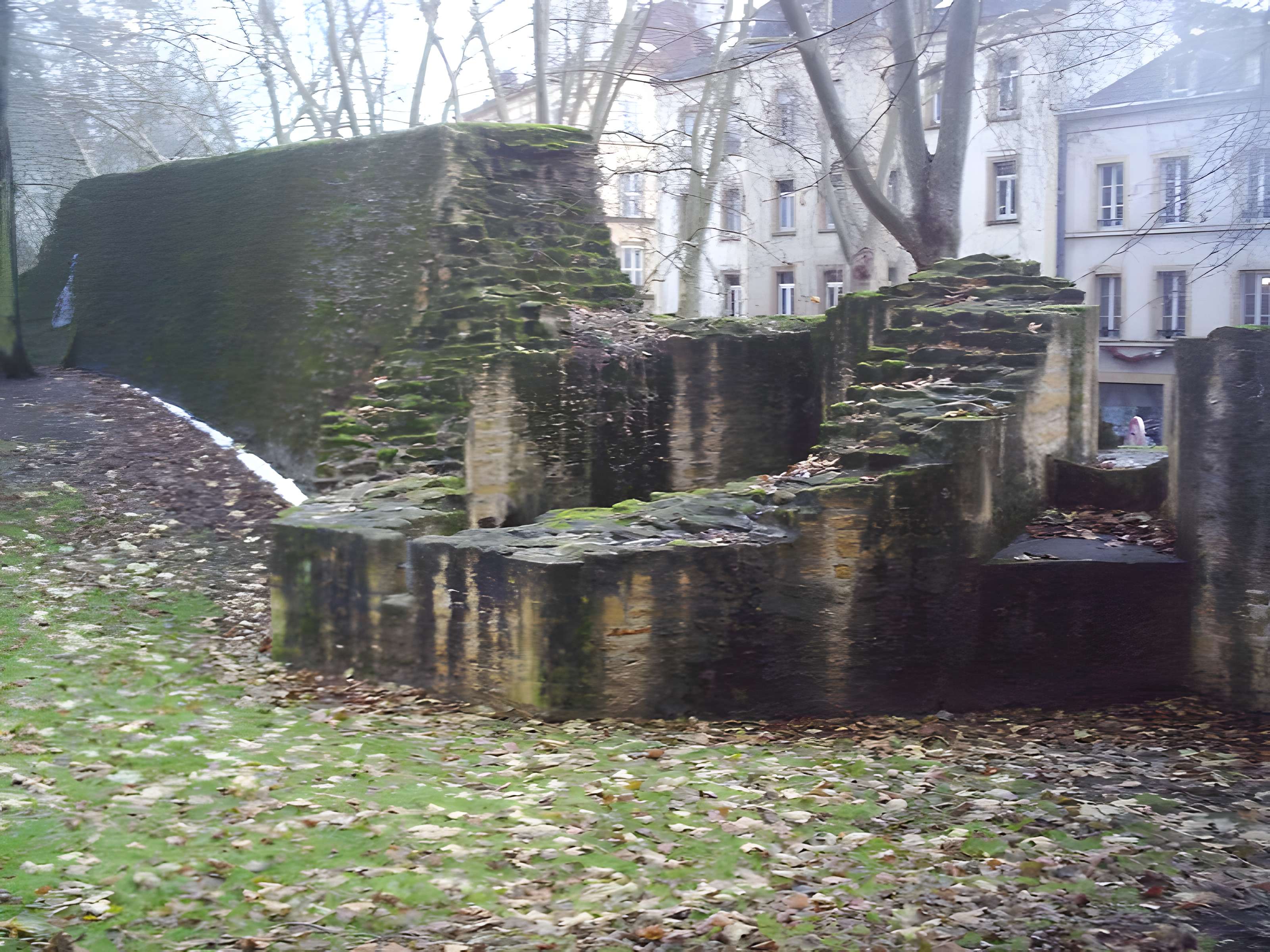 Vestiges de l'enceinte du Moyen-Age