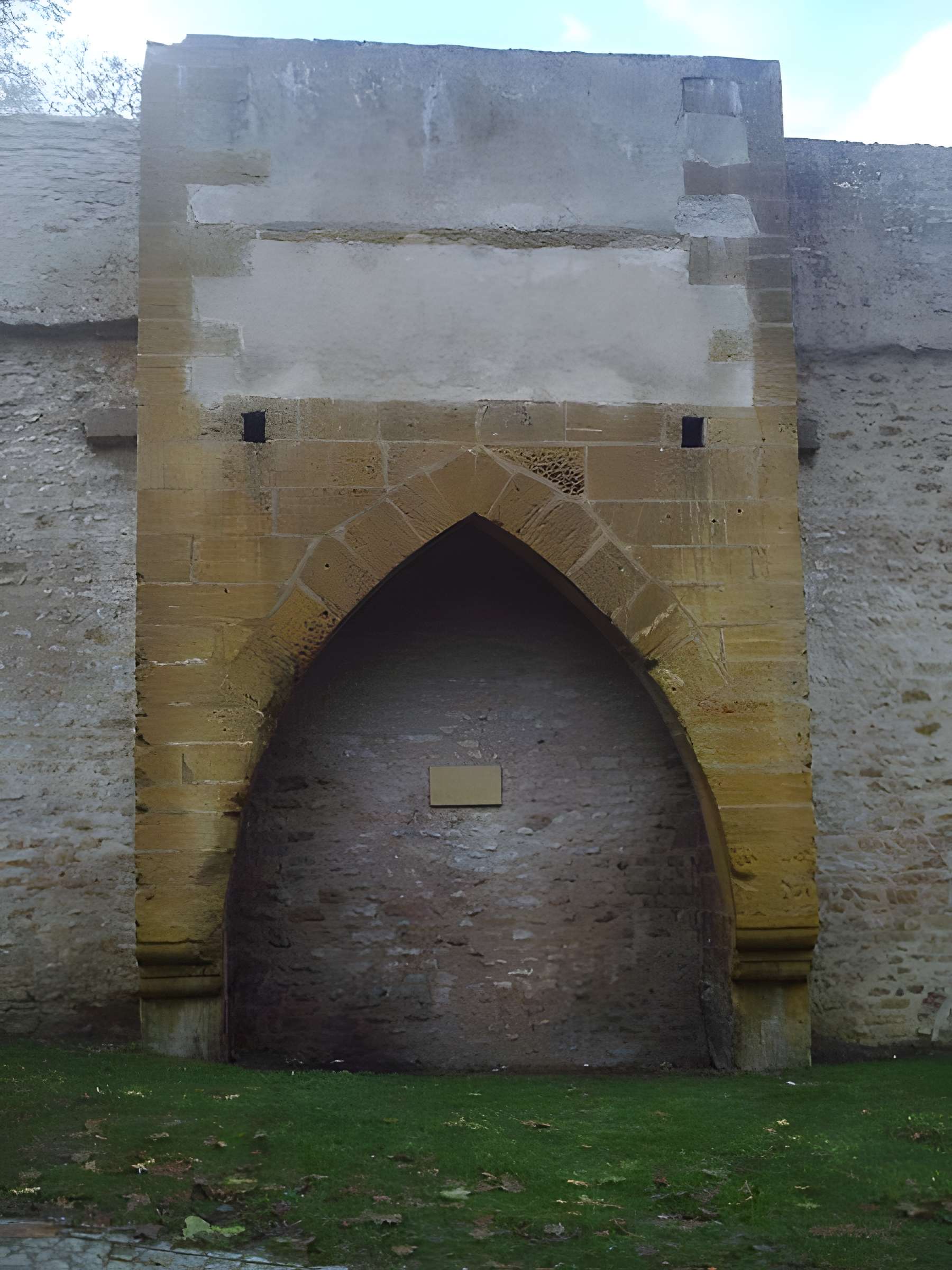 Vestiges de l'enceinte du Moyen-Age