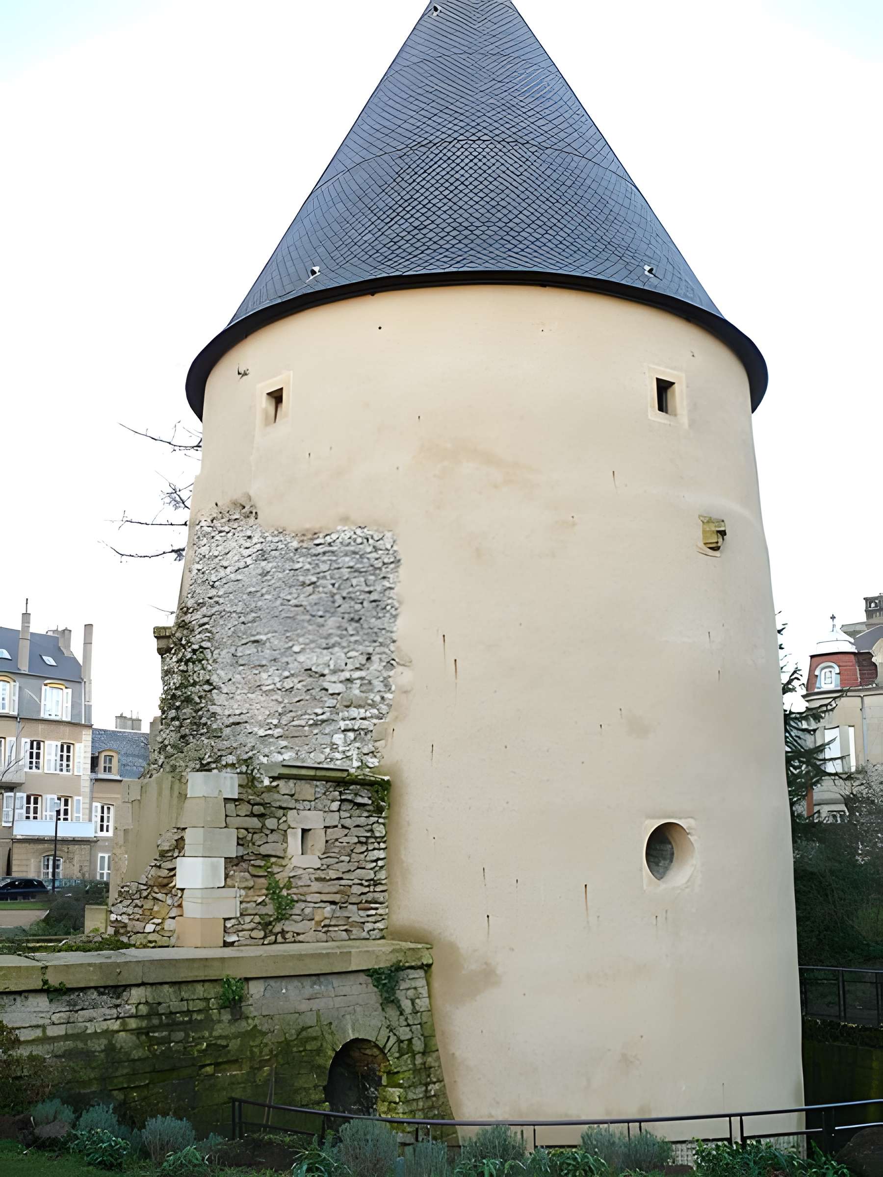 Vestiges de l'enceinte du Moyen-Age
