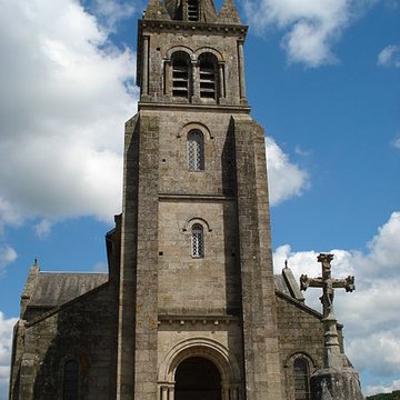 Calvaire, au centre du bourg