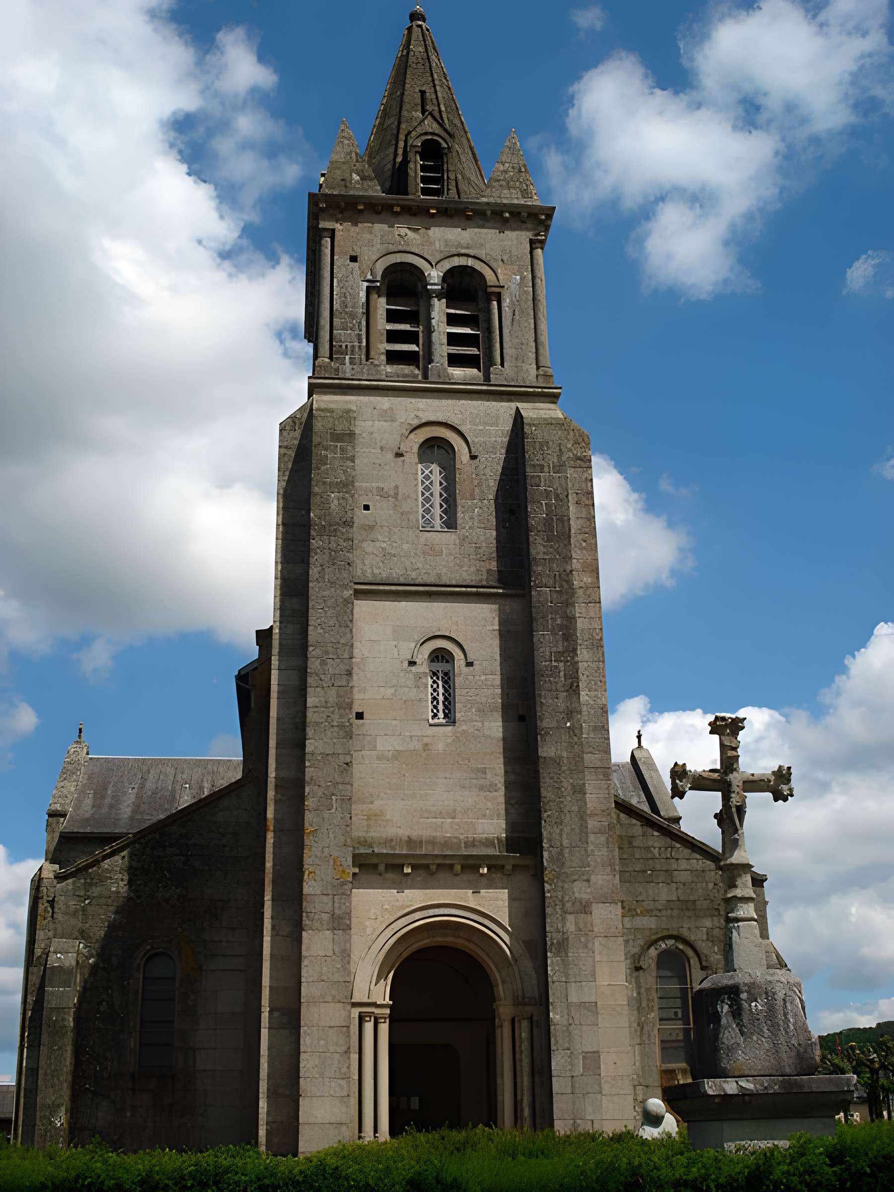 Calvaire, au centre du bourg