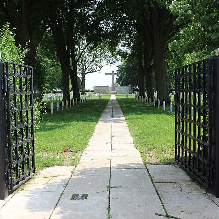 Photo de Ensemble formé par le cimetière allemand de la route de Solesmes et le Cambrai East Military Cemetery