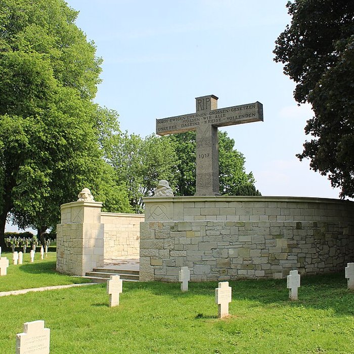 Photo de Ensemble formé par le cimetière allemand de la route de Solesmes et le Cambrai East Military Cemetery