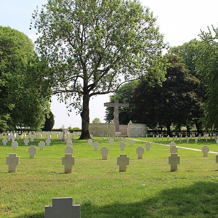 Photo de Ensemble formé par le cimetière allemand de la route de Solesmes et le Cambrai East Military Cemetery