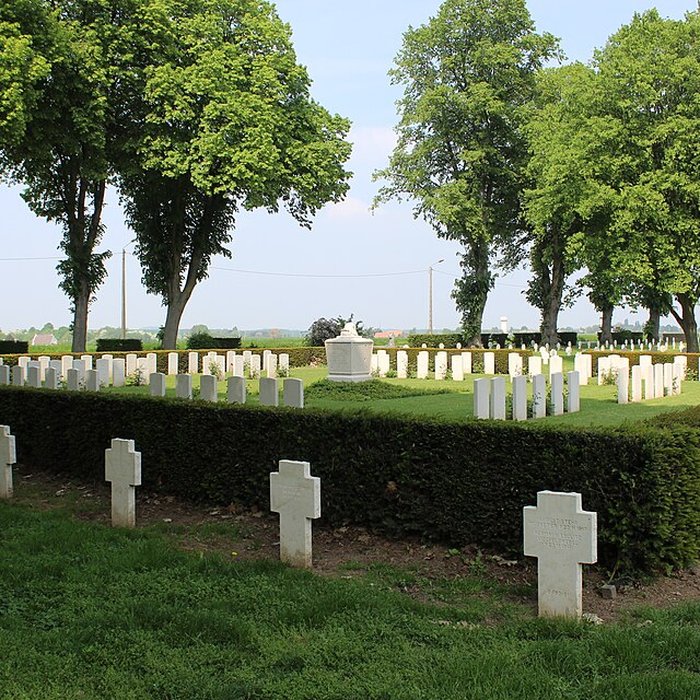 Photo de Ensemble formé par le cimetière allemand de la route de Solesmes et le Cambrai East Military Cemetery