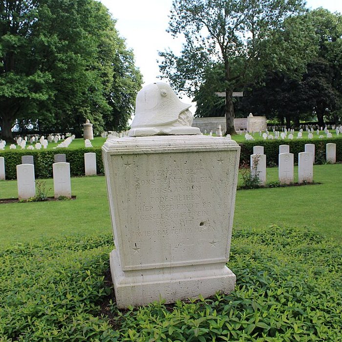 Photo de Ensemble formé par le cimetière allemand de la route de Solesmes et le Cambrai East Military Cemetery