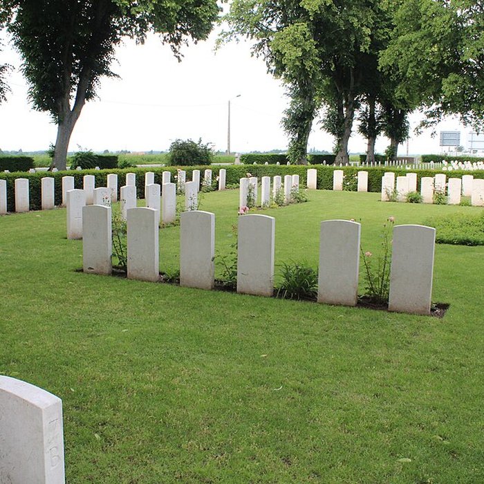 Photo de Ensemble formé par le cimetière allemand de la route de Solesmes et le Cambrai East Military Cemetery