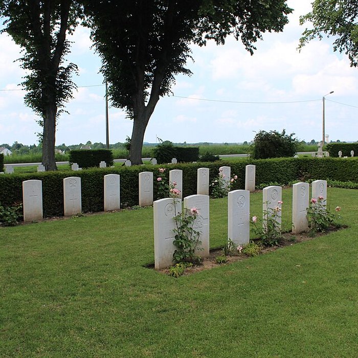 Photo de Ensemble formé par le cimetière allemand de la route de Solesmes et le Cambrai East Military Cemetery
