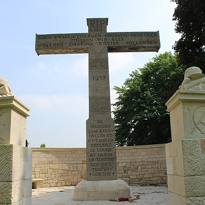 Photo de Ensemble formé par le cimetière allemand de la route de Solesmes et le Cambrai East Military Cemetery