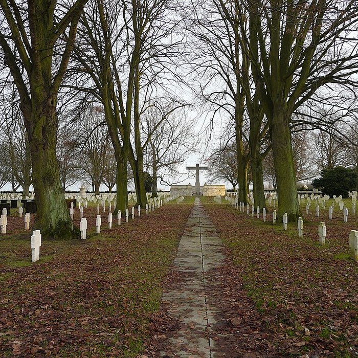 Photo de Ensemble formé par le cimetière allemand de la route de Solesmes et le Cambrai East Military Cemetery