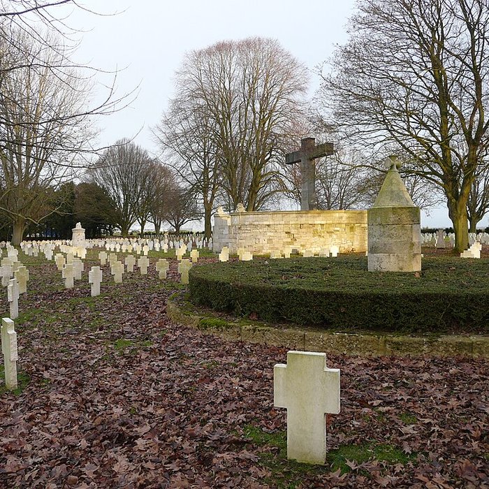 Photo de Ensemble formé par le cimetière allemand de la route de Solesmes et le Cambrai East Military Cemetery