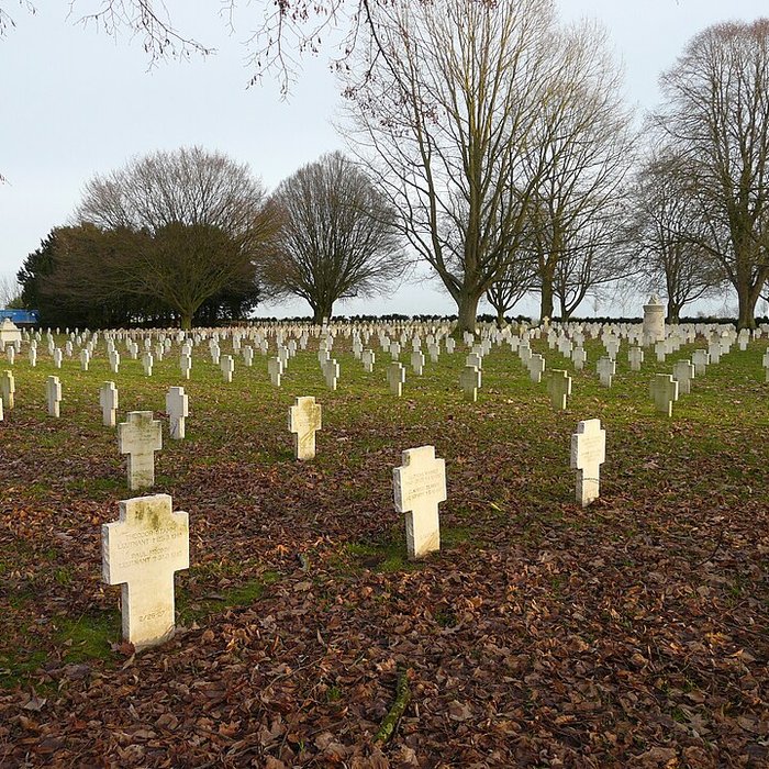 Photo de Ensemble formé par le cimetière allemand de la route de Solesmes et le Cambrai East Military Cemetery