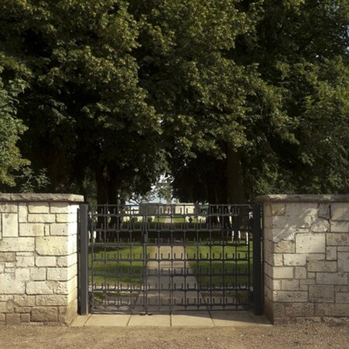 Photo de Ensemble formé par le cimetière allemand de la route de Solesmes et le Cambrai East Military Cemetery