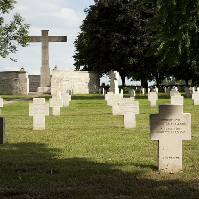 Photo de Ensemble formé par le cimetière allemand de la route de Solesmes et le Cambrai East Military Cemetery