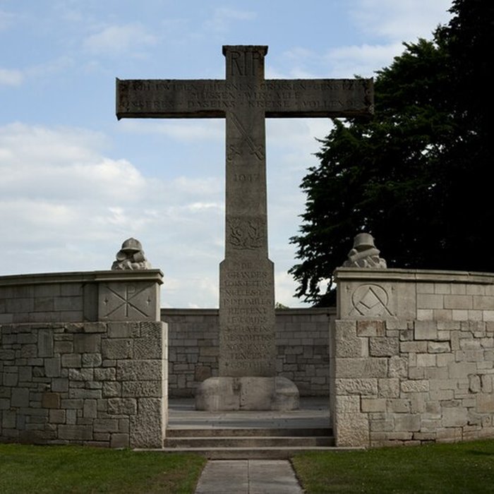 Photo de Ensemble formé par le cimetière allemand de la route de Solesmes et le Cambrai East Military Cemetery