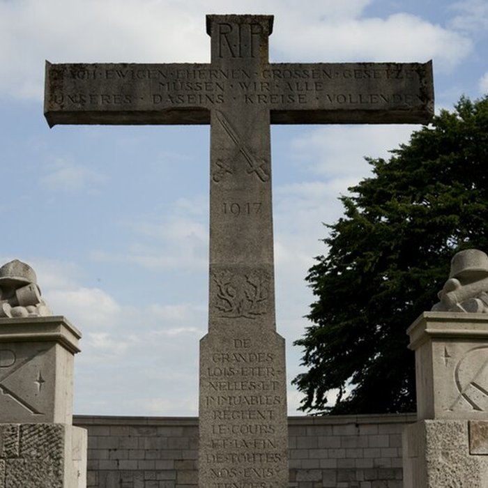Photo de Ensemble formé par le cimetière allemand de la route de Solesmes et le Cambrai East Military Cemetery