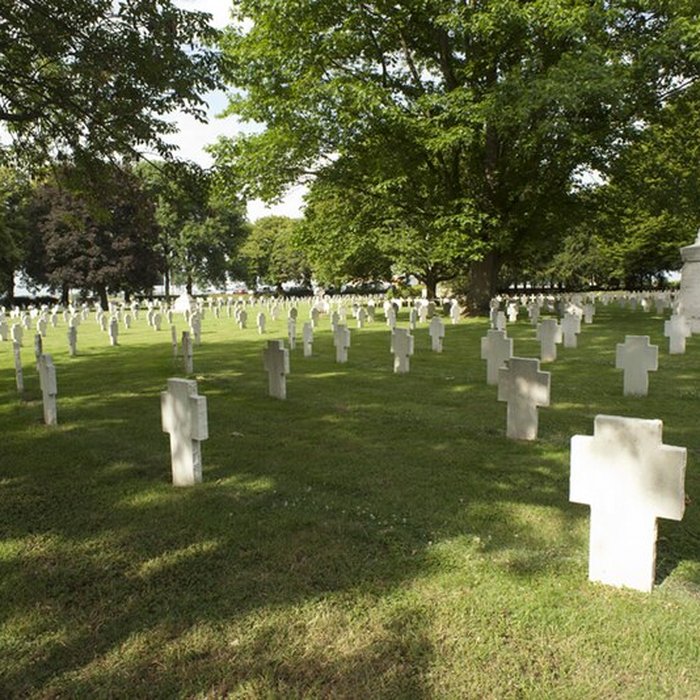 Photo de Ensemble formé par le cimetière allemand de la route de Solesmes et le Cambrai East Military Cemetery