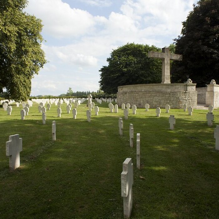 Photo de Ensemble formé par le cimetière allemand de la route de Solesmes et le Cambrai East Military Cemetery