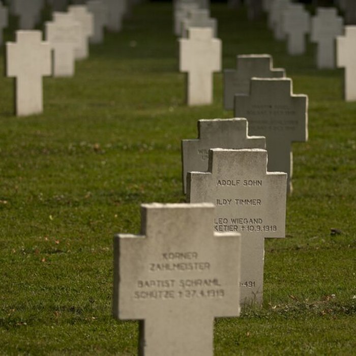 Photo de Ensemble formé par le cimetière allemand de la route de Solesmes et le Cambrai East Military Cemetery