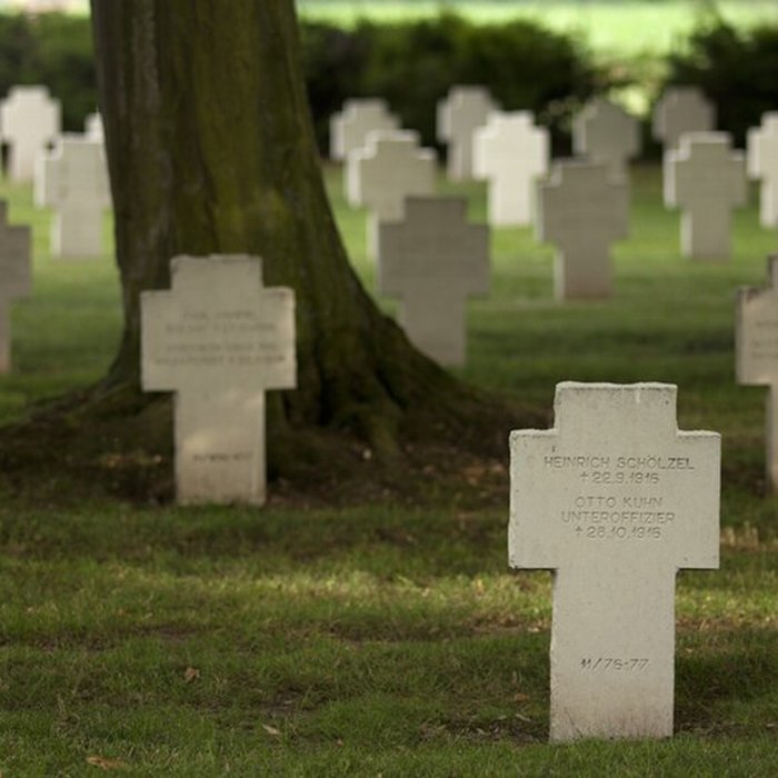 Photo de Ensemble formé par le cimetière allemand de la route de Solesmes et le Cambrai East Military Cemetery