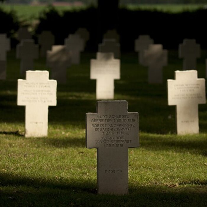 Photo de Ensemble formé par le cimetière allemand de la route de Solesmes et le Cambrai East Military Cemetery