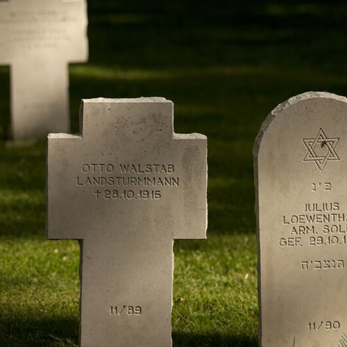 Photo de Ensemble formé par le cimetière allemand de la route de Solesmes et le Cambrai East Military Cemetery