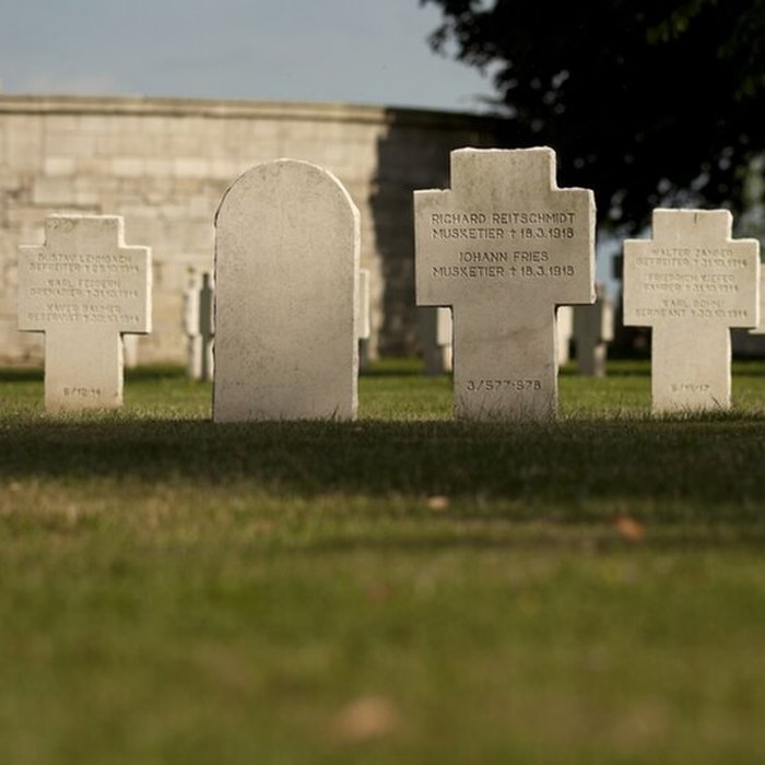 Photo de Ensemble formé par le cimetière allemand de la route de Solesmes et le Cambrai East Military Cemetery