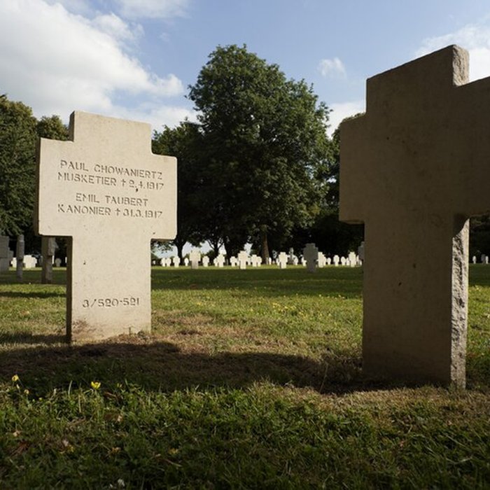 Photo de Ensemble formé par le cimetière allemand de la route de Solesmes et le Cambrai East Military Cemetery