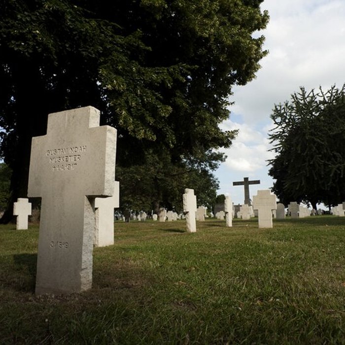 Photo de Ensemble formé par le cimetière allemand de la route de Solesmes et le Cambrai East Military Cemetery