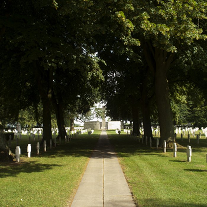 Photo de Ensemble formé par le cimetière allemand de la route de Solesmes et le Cambrai East Military Cemetery