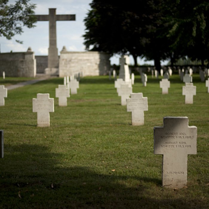 Photo de Ensemble formé par le cimetière allemand de la route de Solesmes et le Cambrai East Military Cemetery