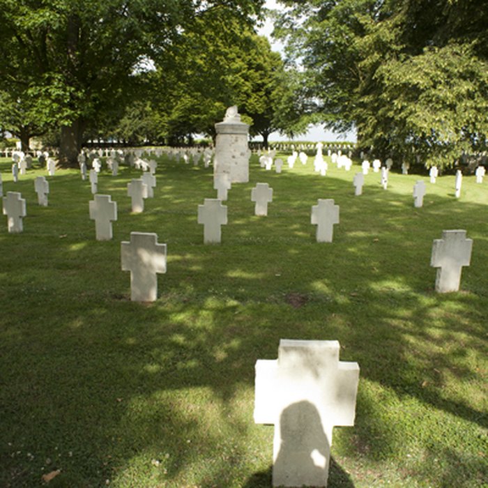 Photo de Ensemble formé par le cimetière allemand de la route de Solesmes et le Cambrai East Military Cemetery