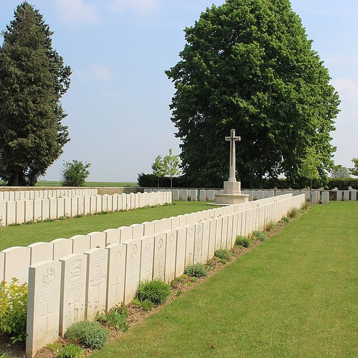 Photo de Ensemble formé par le cimetière allemand de la route de Solesmes et le Cambrai East Military Cemetery