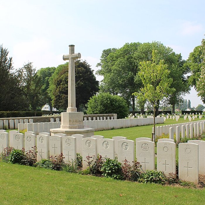 Photo de Ensemble formé par le cimetière allemand de la route de Solesmes et le Cambrai East Military Cemetery