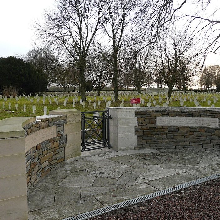Photo de Ensemble formé par le cimetière allemand de la route de Solesmes et le Cambrai East Military Cemetery