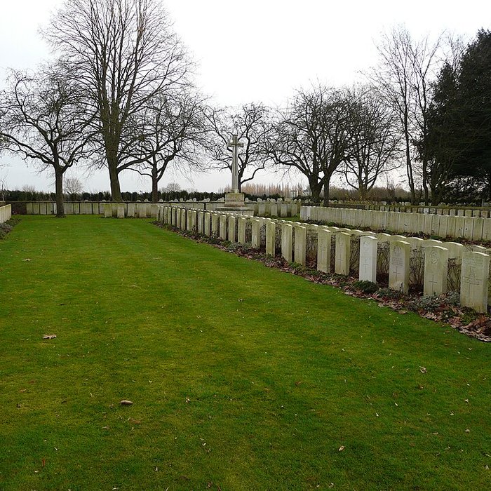 Photo de Ensemble formé par le cimetière allemand de la route de Solesmes et le Cambrai East Military Cemetery
