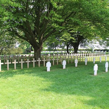 Ensemble formé par le cimetière allemand de la route de Solesmes et le Cambrai East Military Cemetery