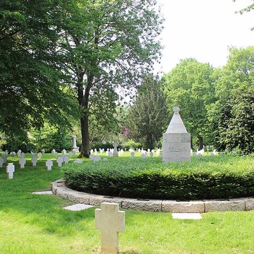 Ensemble formé par le cimetière allemand de la route de Solesmes et le Cambrai East Military Cemetery