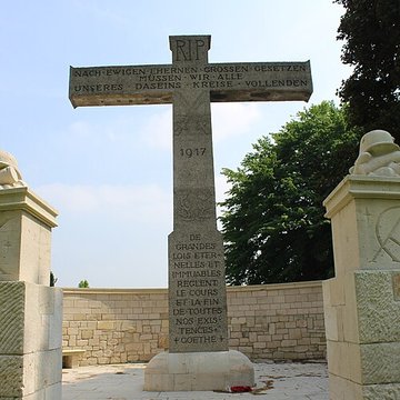 Ensemble formé par le cimetière allemand de la route de Solesmes et le Cambrai East Military Cemetery